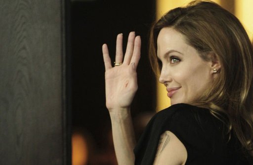 La star americaine Angelina Jolie, qui a realise en 2011 un long metrage sur des violences faites aux femmes pendant la guerre de Bosnie (1992-95), est arrivee samedi au festival du film de Sarajevo, ont annonce les organisateurs de cette manifestation.