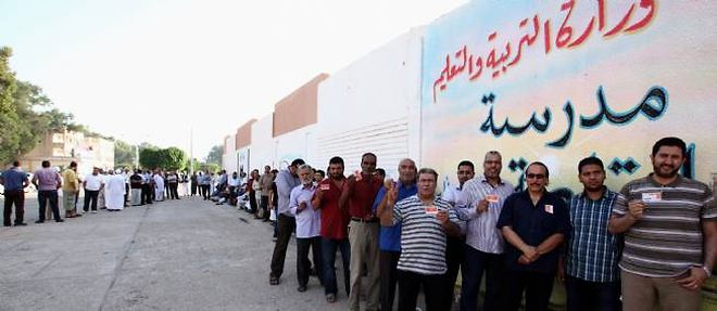 Devant un bureau de vote de Tripoli, une longue file d'attente le 7 juillet au matin.