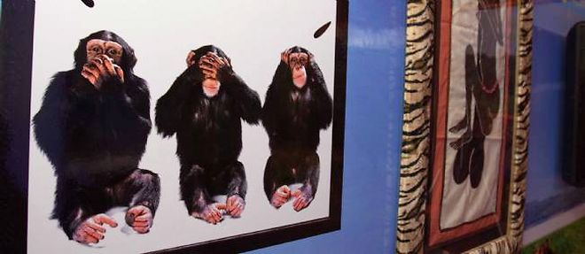 Les 3 singes, devise du Love Hotel : "On ne dira rien, on n'a rien vu et rien entendu."