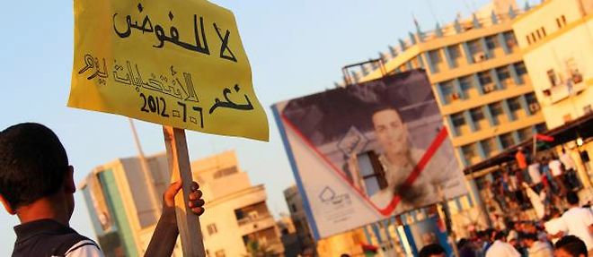 Le 2 juillet, a Benghazi, des manifestants protestent contre le federalisme. Sur la pancarte : Non au chaos, oui aux elections.