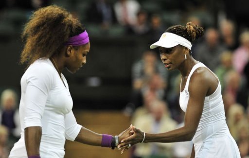 Serena Williams a gagne samedi l'epreuve du double dames de Wimbledon avec sa soeur Venus quelques heures apres avoir remporte le simple.