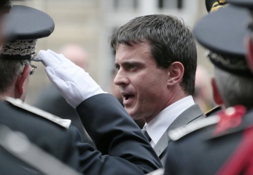 Le ministre de l'Interieur Manuel Valls s'est inquiete dimanche sur Radio J d'un "antisemitisme nouveau" depuis plusieurs annees, "ne dans nos quartiers, dans nos banlieues".