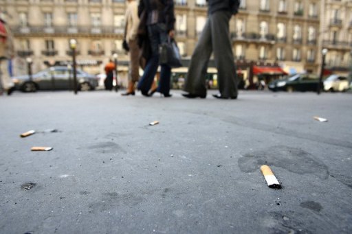 Apres la lutte contre les dejections canines qui ont longtemps sali la reputation des rues de la capitale, la Ville de Paris s'attaque aux megots de cigarettes en installant des eteignoirs sur les poubelles publiques, avant d'envisager d'ici un an le passage aux amendes.