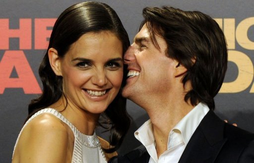 Tom Cruise et Katie Holmes sont parvenus a un "accord" amiable concernant leur divorce et ont exprime tous deux leur volonte de proteger leur fille, Suri, a indique lundi un avocat de l'actrice, moins de deux semaines apres avoir annonce leur separation.