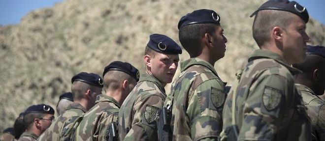 Les soldats francais au garde-a-vous le 12 avril dernier lors d'une ceremonie sur la base afghane de Surobi. 
