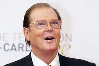 L'acteur Roger Moore pousse la chansonnette pour les 50 ans de James Bond