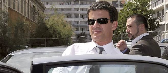 Manuel Valls le 30 mai, au commissariat de Bellevue, a Marseille, pres de la cite Felix-Pyat.