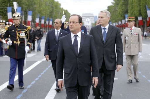 "L'Etat ne laissera pas faire" apres les 8.000 suppressions d'emplois annoncees chez PSA, a assure samedi Francois Hollande lors de son rendez-vous televise du 14 juillet.