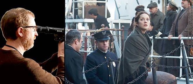 A gauche : James Gray. Marion Cotillard (a droite) joue Sonia, une Polonaise contrainte a la prostitution a sa descente du bateau, a Ellis Island.