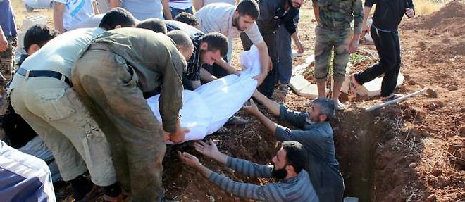 Les Syriens enterrent leurs morts,le 15 juillet 2012