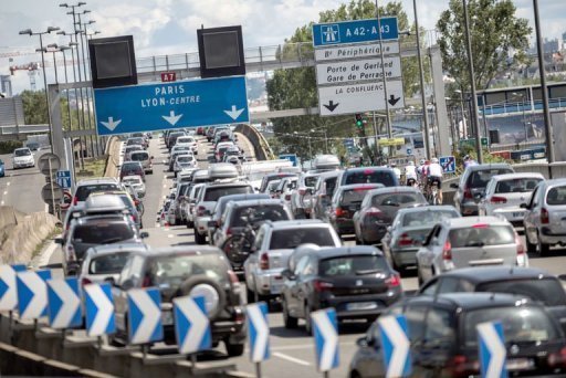 Les autoroutes des vacances promettaient d'etre chargees ce samedi, "journee la plus difficile" classee rouge dans le sens des departs dans tout le pays, alors que les aeroports parisiens attendent pres de 900.000 passagers.