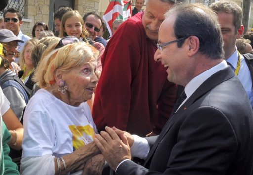 Francois Hollande, tres longtemps elu de Correze comme M. Chirac, a assiste vendredi a l'etape du Tour de France a Brive-la-Gaillarde. Il a voulu rester en Correze samedi, soucieux, "dans la simplicite", de garder le "lien avec les Correziens et les Francais".