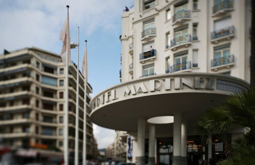 Un ours polaire de 2,80 metres de haut, un tigre ou encore une antilope en pleine course: ce sont les etranges specimens que les touristes peuvent croiser depuis samedi dans les salons du prestigieux hotel Martinez de Cannes.