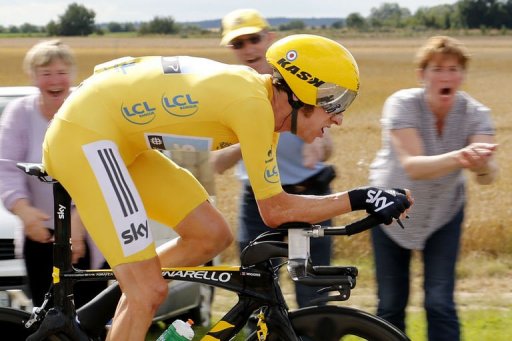 Le Britannique Bradley Wiggins (Sky) a remporte samedi a Chartres la 19e etape du Tour de France, un contre-la-montre de 53,5 kilometres, et a conforte son maillot jaune de leader.