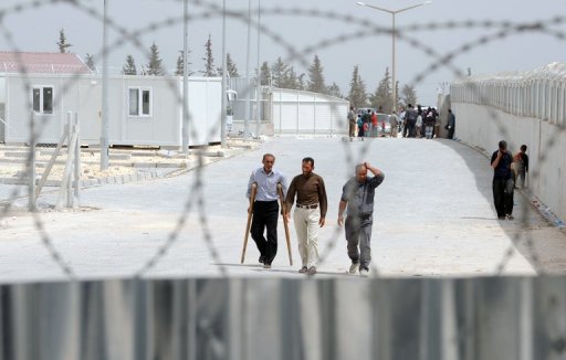 Dans le camp d'Oncupinar (province de Kilis, sud), face au poste-frontiere syrien d'Al-Salama, tombe dimanche aux mains des rebelles, la police turque a riposte avec des grenades lacrymogenes et des coups de matraques aux jets de pierre des manifestants syriens, protestant contre leurs conditions de vie.