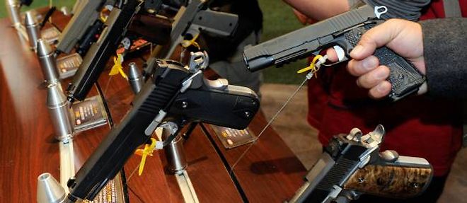 Les Americains achetent des armes d'occasion pendant des gun shows.