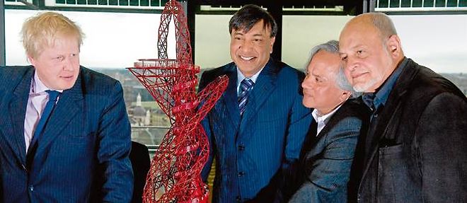 Boris Johnson, maire de Londres, Lakshmi Mittal, P-DG d'Arcelor-Mittal, et les concepteurs de la tour, Anisk Kapoor et Cecil Balmond (de gauche a droite).