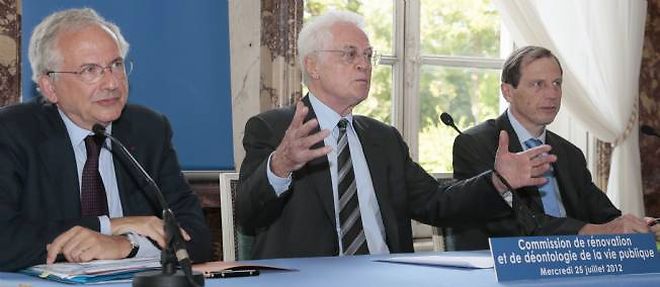 Lionel Jospin, entoure d'Olivier Schrameck, du Conseil d'Etat (a gauche), et du juge Alain Menemenis (a droite).