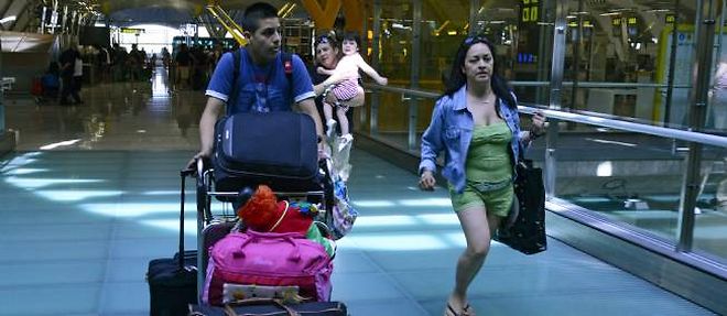 Des immigrants sud-americains fuient l'Espagne, frappee par la crise. En juin dernier, cette famille equatorienne quitte rapidement Madrid.
