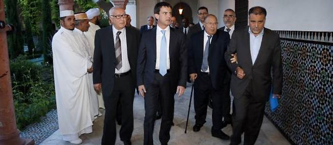 Manuel Valls en visite a la Mosquee de Paris le 21 juillet pour le repas de rupture de ramadan.