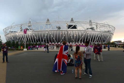 EN DIRECT - Au lendemain du coup d'envoi officiel des JO de Londres donne par la reine Elizabeth II lors de la ceremonie d'ouverture, place a la competition. Resultats, indiscretions, tweets: l'AFP vous fait vivre toute l'actualite olympique en direct.