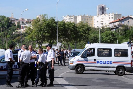 Deux hommes places en garde a vue cette semaine dans l'enquete sur un triple homicide survenu le soir de Noel pres de Marseille ont ete mis en examen et ecroues vendredi soir, a-t-on appris de source proche de l'enquete.
