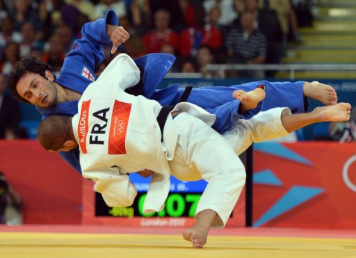 Sofiane Milous (-60 kg) a ouvert les debats de maniere spectaculaire pour l'equipe de France olympique de judo, a Londres, battant le Georgien Betkili Shukvani sur le fil, samedi matin.