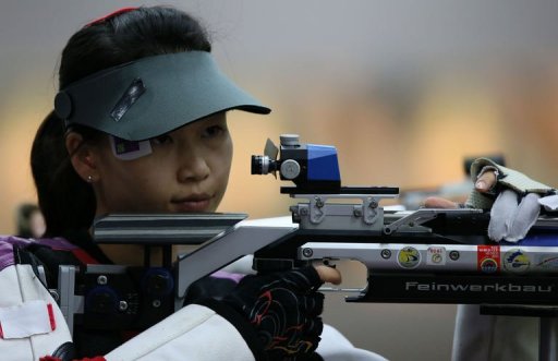 La tireuse chinoise Yi Siling, 23 ans, a decroche la premiere des 302 medailles d'or des jeux Olympiques de Londres samedi, en carabine a 10 m, sur le pas de tir de la caserne de l'Artillerie royale, devant la Polonaise Sylwia Bogacka et sa compatriote Yu Dan