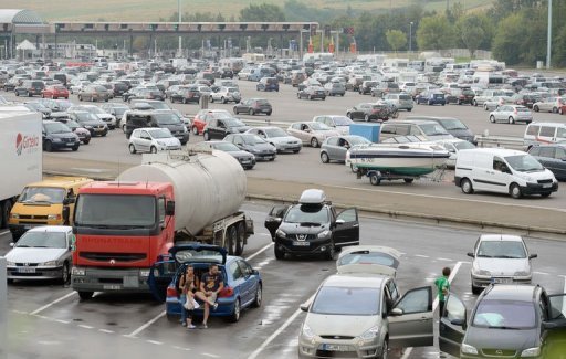Sur l'A10, entre Poitiers et Bordeaux la circulation etait egalement dense dans les deux sens. En fin de matinee, de nombreux bouchons etaient comptabilises sur l'A63, avec 8 km de ralentissement a Cestas, 8 km a Salles, en raison d'un accident, et 3 km au peage de Benesse-Maremne.