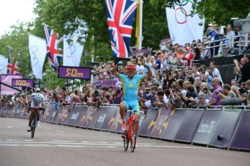 Le Kazakh Alexandre Vinokourov est devenu a l'age de 38 ans champion olympique de cyclisme sur route, samedi, sur le "Mall" de Londres, l'avenue menant au palais de Buckingham