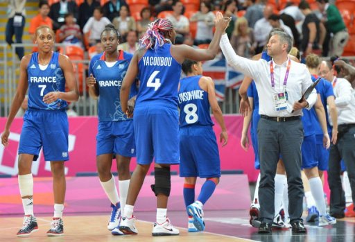 Les basketteuses francaises, emmenees par leur capitaine Celine Dumerc, ont reussi samedi leur entree dans le tournoi olympique de Londres en battant le Bresil 73 a 58, grace a un superbe dernier quart-temps.