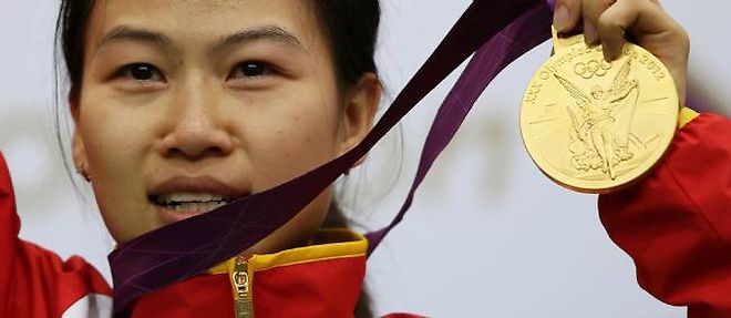 La tireuse chinoise Yi Siling, 23 ans, a decroche la premiere des 302 medailles d'or des Jeux olympiques de Londres samedi, en carabine a 10 metres.