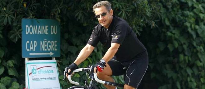 En vacances avec sa famille, Nicolas Sarkozy n'epargne pas son successeur (photo d'illustration).