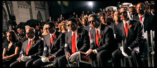 Janet, Randy, Jackie, Tito, Jermaine et Marlon Jackson lors des funerailles de leur frere Michael au cimetiere de Forest Lawn a Glendale