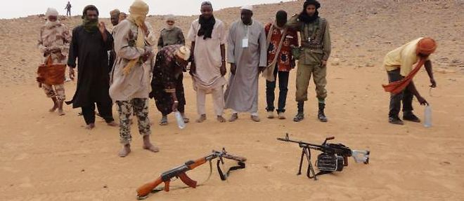Les Touareg islamistes d'Ansar Dine se preparent a prier dans le desert, a l'exterieur de Gao.