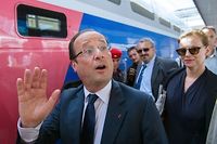 Hollande arriv&eacute; &agrave; la gare de Hy&egrave;res avant de rejoindre Br&eacute;gan&ccedil;on