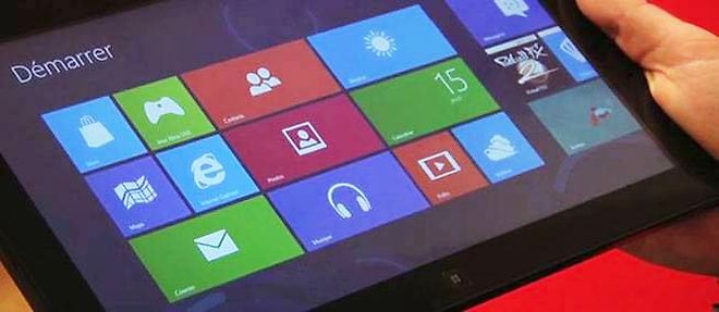 Une tablette executant Windows 8, avec l'interface Metro et ses carres de couleur.