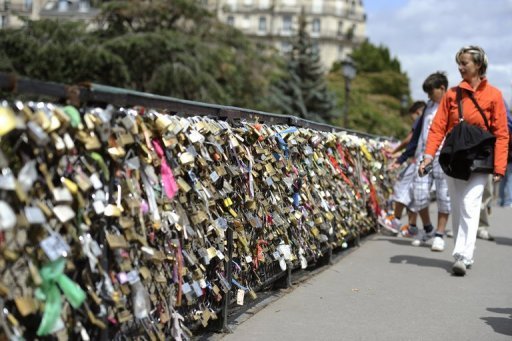 Une touriste chinoise, qui a deja accroche un cadenas d'amour a Shanghai, est venue en poser un a Paris car elle "trouve cette ville si romantique".