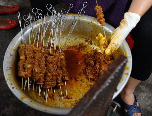 Traditionnellement, les Vietnamiens "mangent de la viande de chien a la fin du mois lunaire pour de debarrasser de la malchance. C'est ce que font souvent les hommes d'affaires", explique-t-il, precisant qu'il sert jusqu'a sept chiens par jour a cette periode. Bouilli ou au barbecue, accompagne de sauce crevette, de nouilles de riz et d'herbes fraiches.