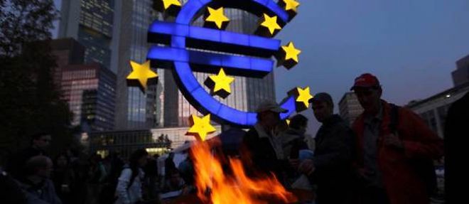 La Banque centrale europeenne (BCE) a provisoirement evite une faillite de la Grece en lui garantissant l'octroi de prets d'urgence supplementaires par la Banque centrale de Grece.