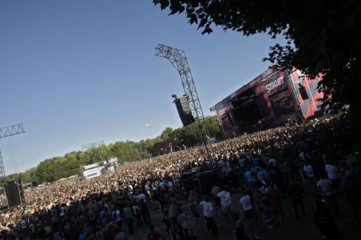 La 20e edition du Festival Sziget, le plus grand festival de musique en plein air d'Europe qui se deroule sur l'ile d'Obuda sur le Danube, au centre de Budapest, a debute lundi sous la canicule, avec un concert de musique hongroise.