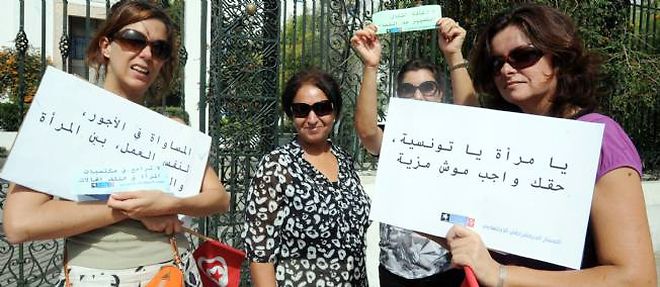 Des Tunisiennes manifestent mercredi 8 aout devant le bureau de l'Assemblee nationale constituante pour defendre l'egalite homme-femme.