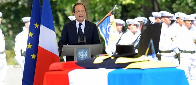 Francois Hollande a rendu hommage au 88e soldat francais tue en Afghanistan, samedi, a Varces.