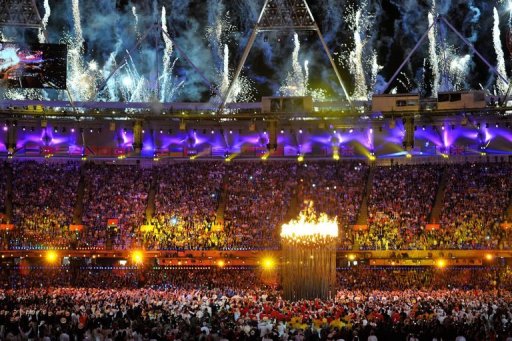 La ceremonie de cloture des jeux Olympiques debutera a 20h00 GMT et proposera un feu d'artifice d'artistes britanniques, avec la participation confirmee des Monty Python et des Spice Girls, mais en l'absence de la reine, en vacances a Balmoral en Ecosse.