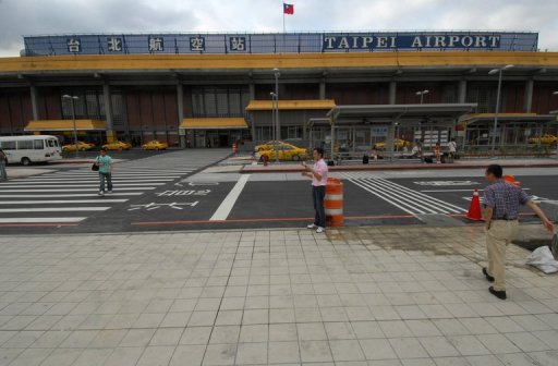 L'unique piste de l'aeroport de Taipei a ete trouee par la foudre samedi, un incident rare ayant perturbe des dizaines de vol a l'arrivee et au depart de la capitale taiwanaise, a-t-on appris dimanche de source officielle.
