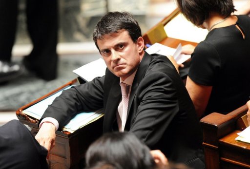 L'association La Voix des Roms a estime dimanche que la politique du ministre de l'Interieur, Manuel Valls, concernant les Roms etait comparable a celle de ses predecesseurs UMP Place Beauvau, affirmant que le ministre PS "pourrait porter les couleurs de l'UMP" en 2017.