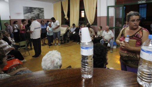 Plus de 4.700 personnes ont ete evacuees depuis vendredi sur les iles de La Gomera et de Tenerife, ou les incendies "restaient actifs" dimanche, a declare une porte-parole des services d'urgence de l'archipel, Lourdes Jorge.
