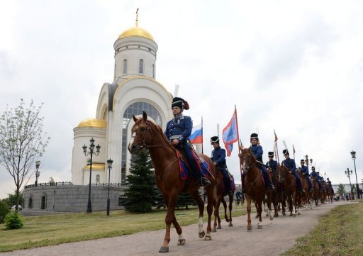 Partis de Moscou, du mont Poklonnaia qui abrite le parc de la Victoire, les cosaques comptent arriver a la mi-octobre a Fontainebleau, pres de Paris, ou Napoleon Ier avait abdique en 1814.