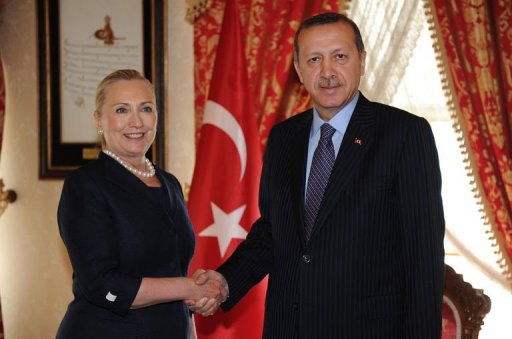 Cette reunion survient au lendemain des declarations en Turquie de la secretaire d'Etat Hillary Clinton qui s'est engagee a "accelerer" la fin du pouvoir syrien en soulignant que son pays tentait de "casser les liens entre l'Iran, le (mouvement libanais) Hezbollah et la Syrie qui prolongent la vie du regime Assad".