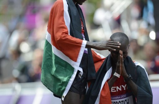 Deuxieme et troisieme, le Kenya peut s'interroger sur sa tactique de course et sa selection. Les dirigeants de Nairobi n'ont peut-etre pas fait un choix judicieux en laissant a la maison Patrick Makau, detenteur du record du monde (2h 03:38. en 2011).